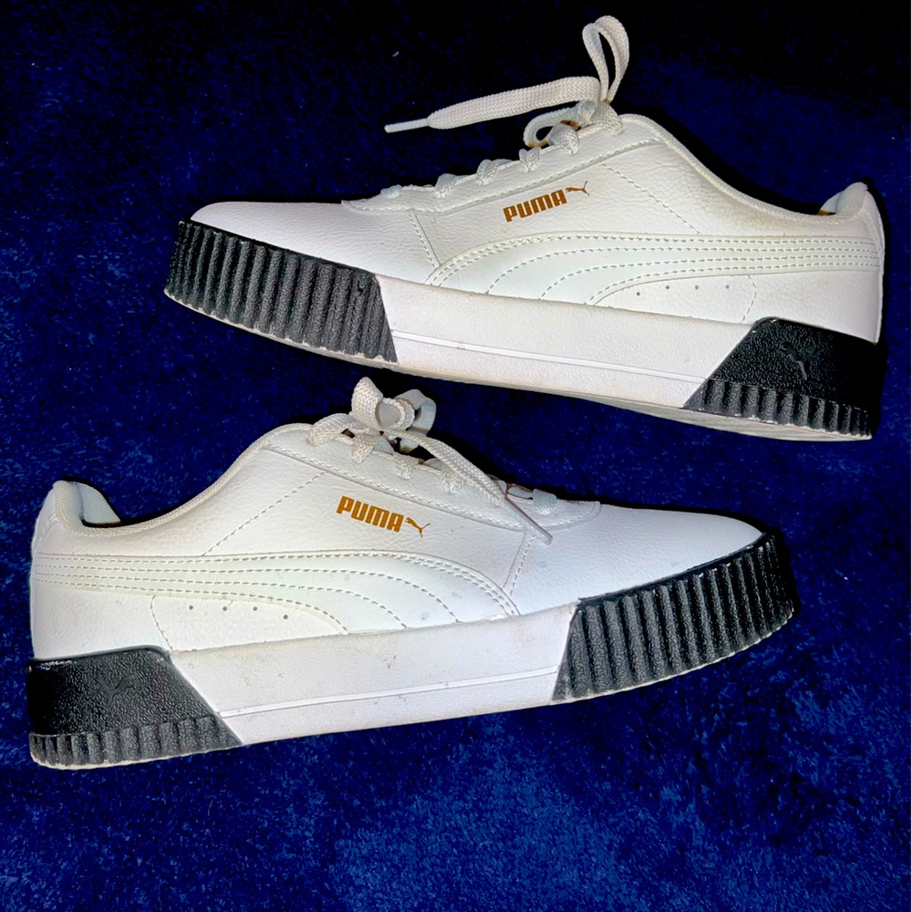 Puma tennis shoes 👟 white and black size 8 woman’s